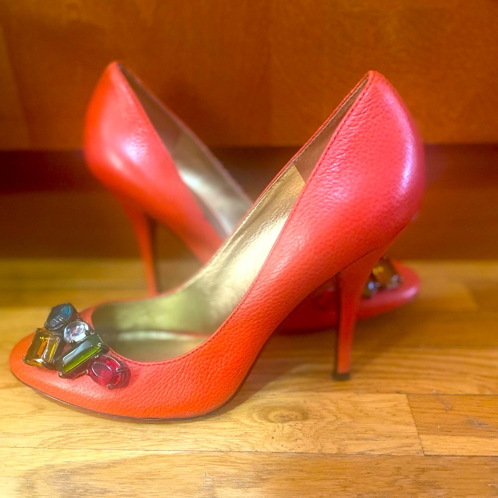 Report Signature Orange Pumps
